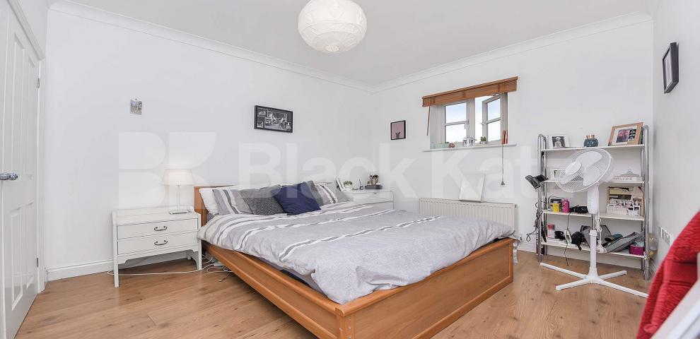 			LET , 2 Bedroom, 1 bath, 1 reception Apartment			 Hunter Court, Herbert Mews, Brixton 